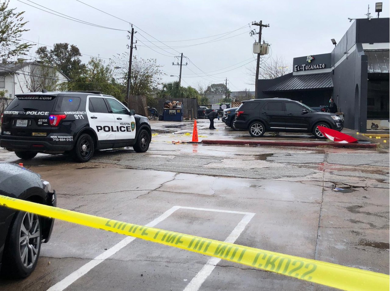 Un tiroteo en el bar hispano El Tucanazo en Houston, Texas, dejó a un hombre muerto, dos heridos graves y el responsable sigue fugitivo.
