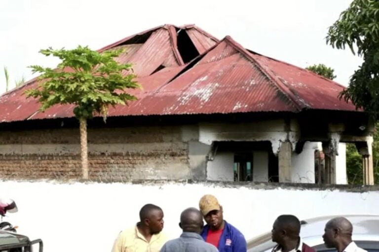 Reportan 41 muertos por fatal ataque en escuela de Uganda, cerca de la frontera con el Congo