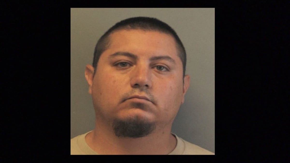 Ulises Herrera De la Rosa fue detenido en una carrera ilegal de autos y descubriera que tenía una orden de arresto por abuso sexual de menores en Texas.