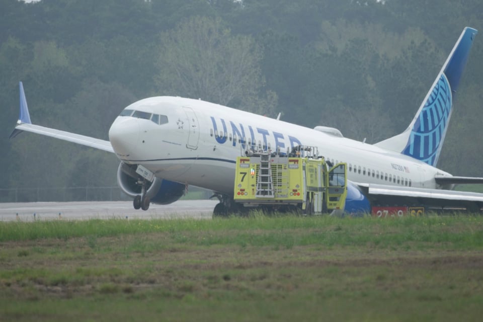 Reportan que avión de United Airlines se salió de pista en Houston