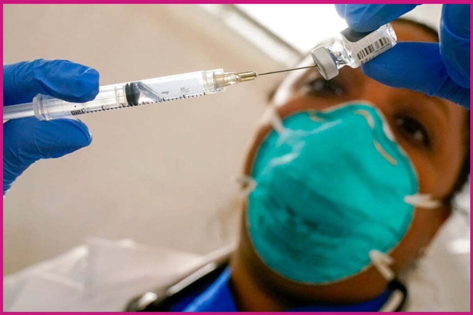 Autoriza EEUU una tercera dosis de vacuna contra coronavirus a personas con sistemas inmunes débiles