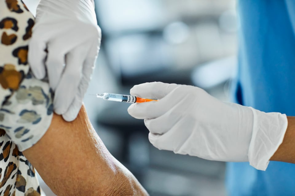 En un año se podría volver a la normalidad, pero con vacuna contra coronavirus por año: Pfizer