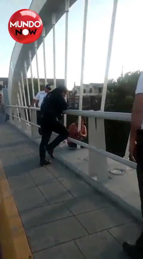 Policías evitan tragedia