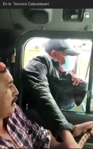 lleva colgado