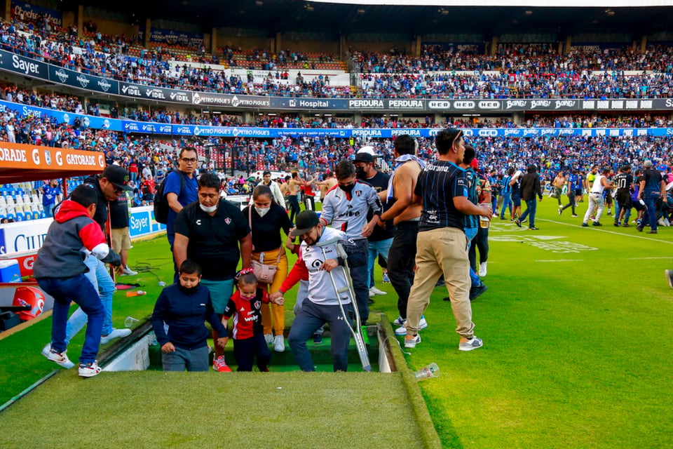 Suspenden partidos futbol de la Liga Mx tras violencia en estadio de Querétaro