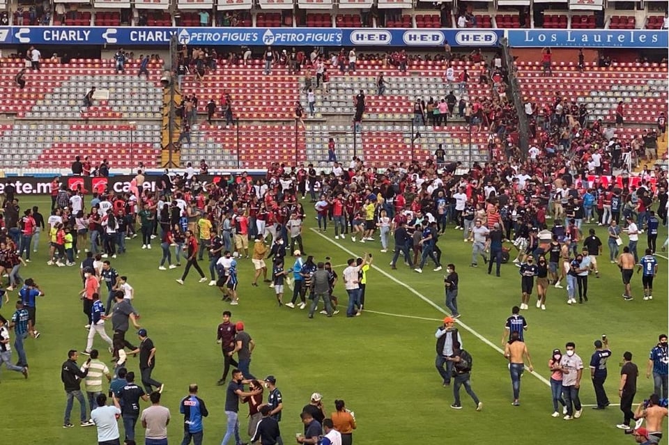 ¿Cómo comenzó la batalla campal entre barras del Querétaro y Atlas?