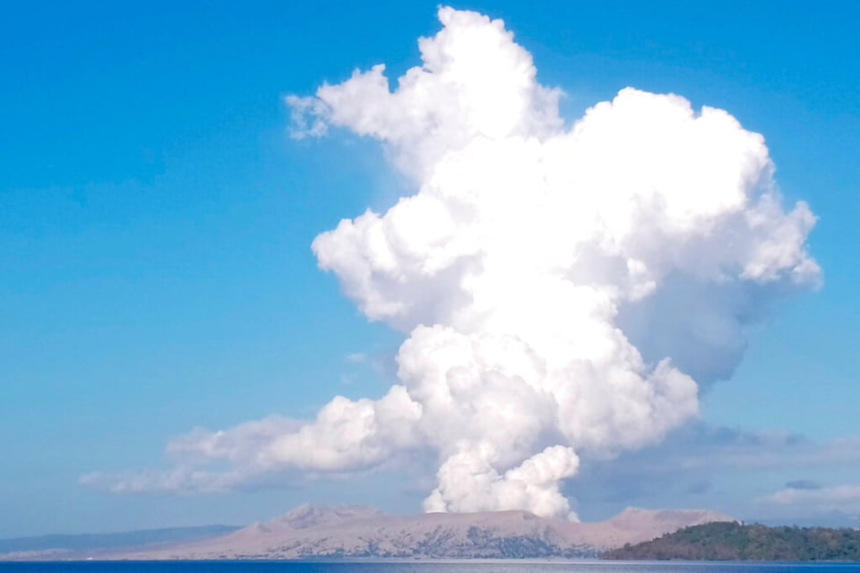 Volcán en Filipinas hace explosión y evacúan a pobladores (VIDEO)