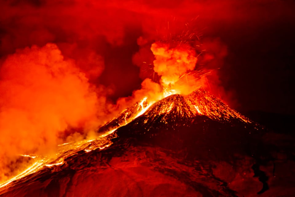 Organizan evacuación por aumento de actividad en volcán de Fuego en Guatemala (VIDEO)