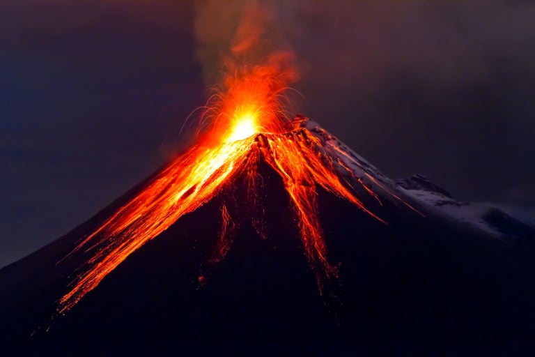 Se cimbra la tierra y se ilumina el cielo por explosión de volcán en México