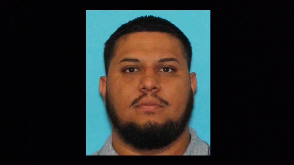 Pedro Vargas García está fugitivo en Texas luego de haber causado un aparatoso accidente en el que murió una niña de siete años.