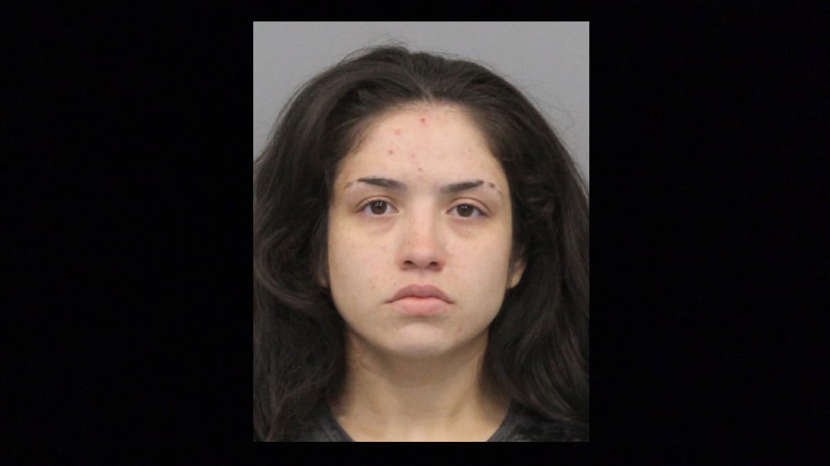 Alize Velosa tiene una orden de arresto en Houston, Texas, luego de atacar con un cuchillo a su novia y dejarla muy mal herida.