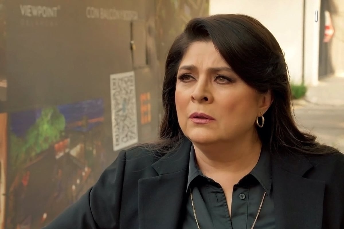 Victoria Ruffo admits to having a health problem and appears in a wheelchair