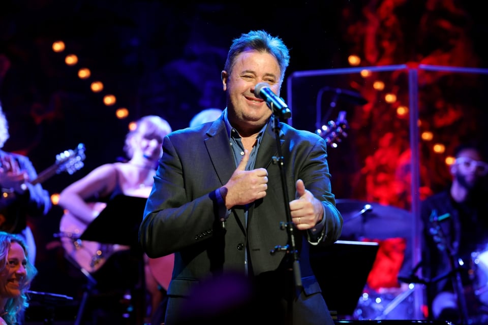 Vince Gill hace emotivo homenaje a su esposa Amy Grant