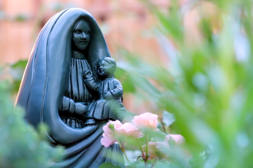 virgin mary statue, el chanal, mexico, miracle MundoNow, garden
