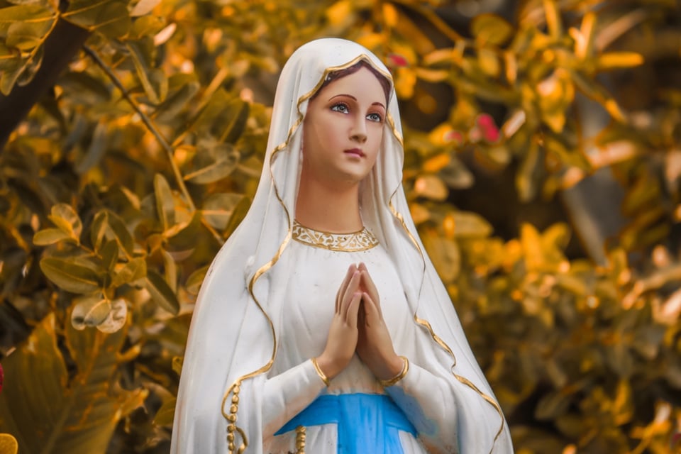 MundoNow, virgin mary statue, tears, miracle