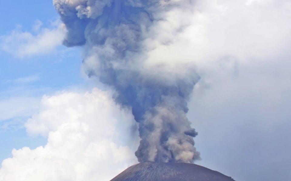 Fuerte estruendo enciende alarmas en poblaciones de México cercanas a volcán