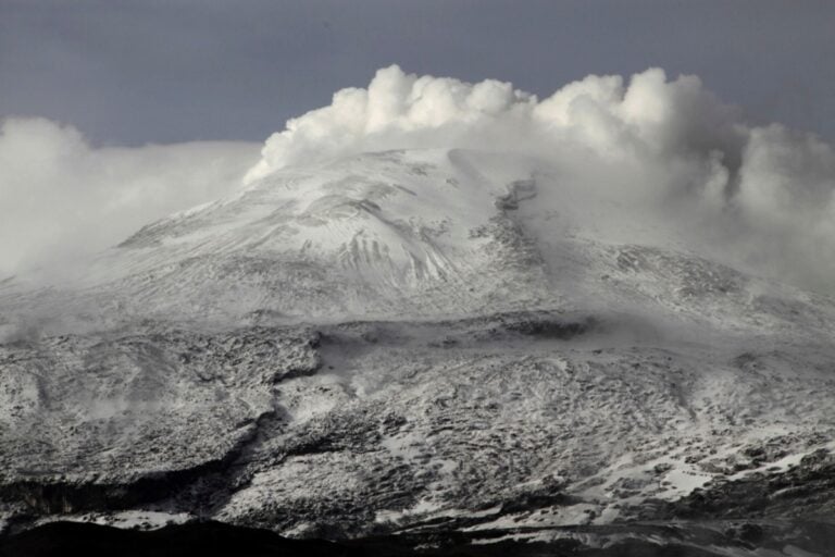 Colombia en alerta por mayor actividad de volcán Nevado del Ruiz