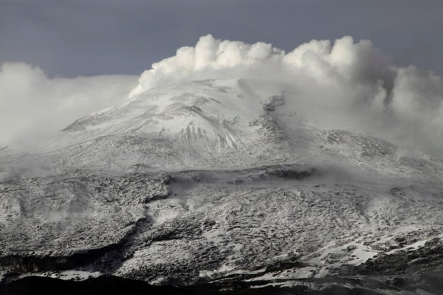 Colombia evacuates families near the Nevado del Ruiz volcano
