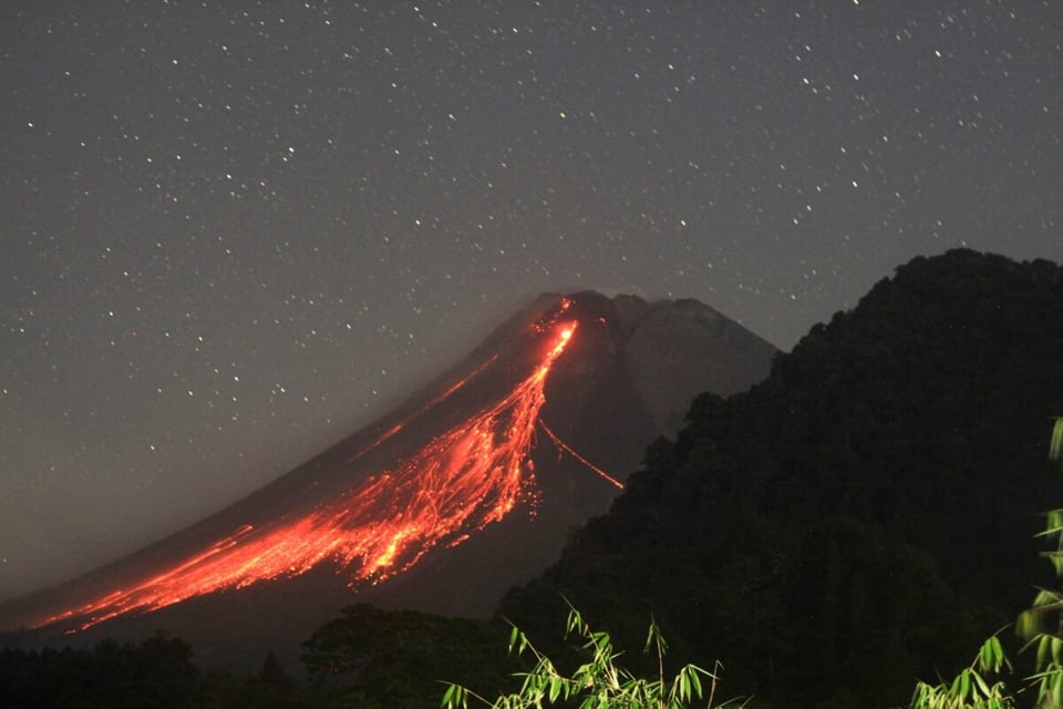 Reportan saldo mortal y desaparecidos tras erupción de volcán Marapi de Indonesia