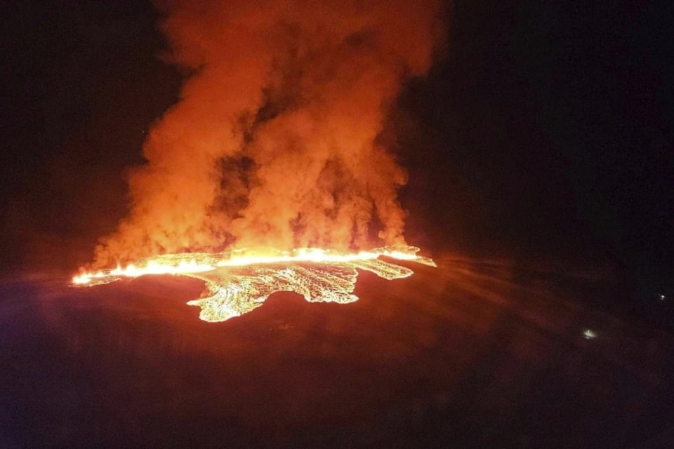 segunda erupción, rocas semifundidas, fenómeno volcánico, humo, mundonow