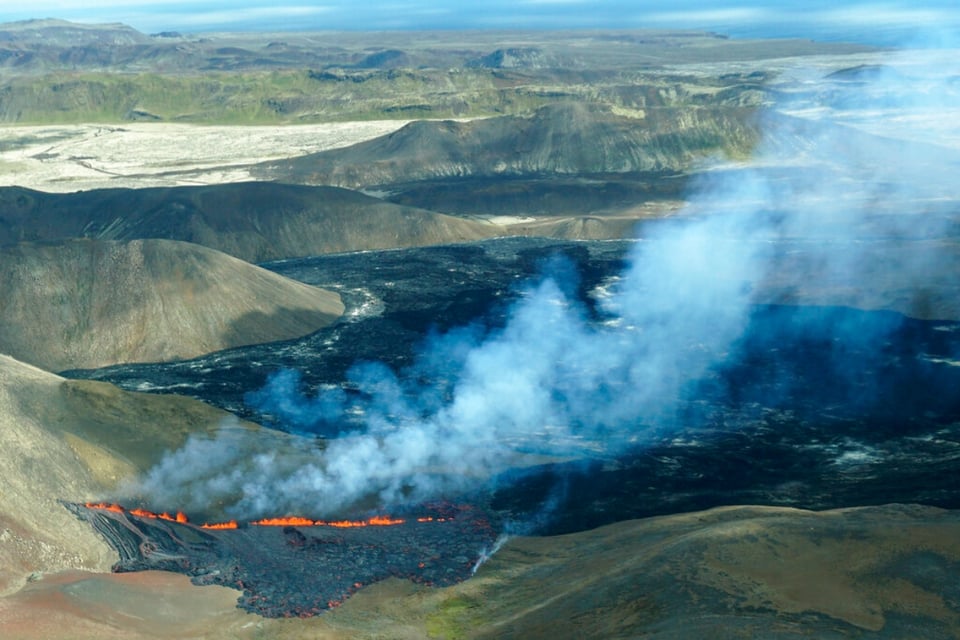Volcán entra en erupción cerca de aeropuerto en Islandia (FOTOS)