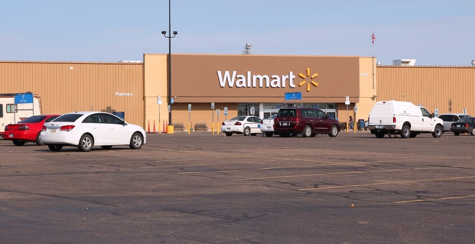 ¡Intentan abusar de ella! Hombre quiso violar a mujer en plenos pasillos de un Walmart y todo quedó grabado (VIDEO) featured image