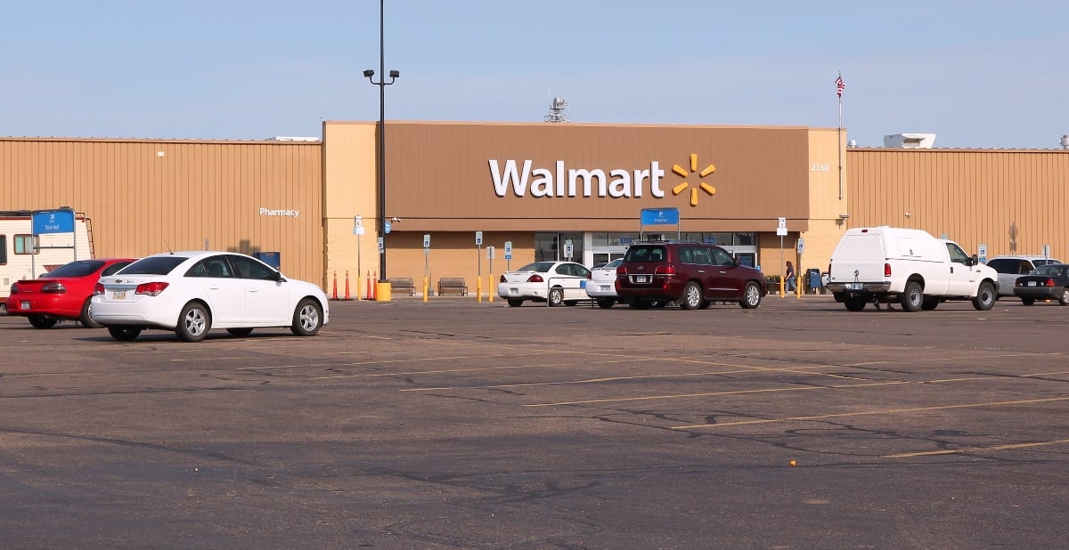 ¡Intentan abusar de ella! Hombre quiso violar a mujer en plenos pasillos de un Walmart y todo quedó grabado (VIDEO)