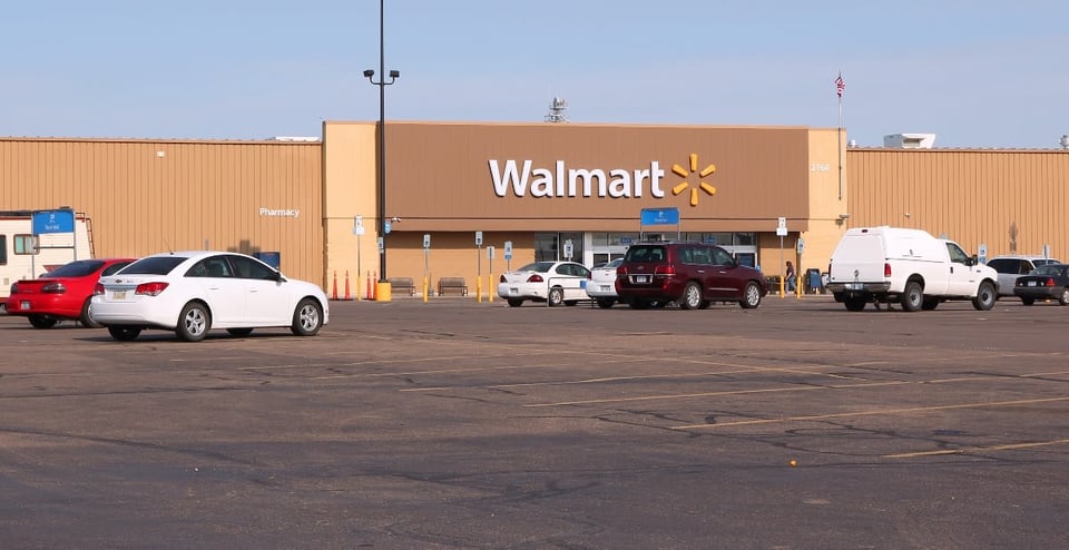 Tiroteo dentro de Walmart deja a una persona al borde de la muerte