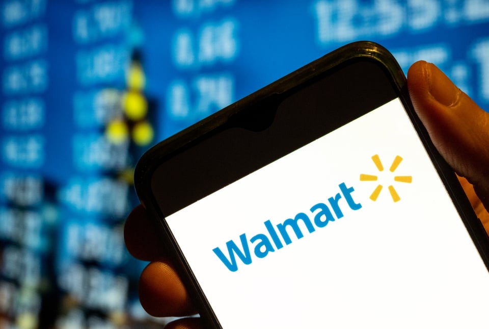 Anuncian cientos de despidos en Walmart