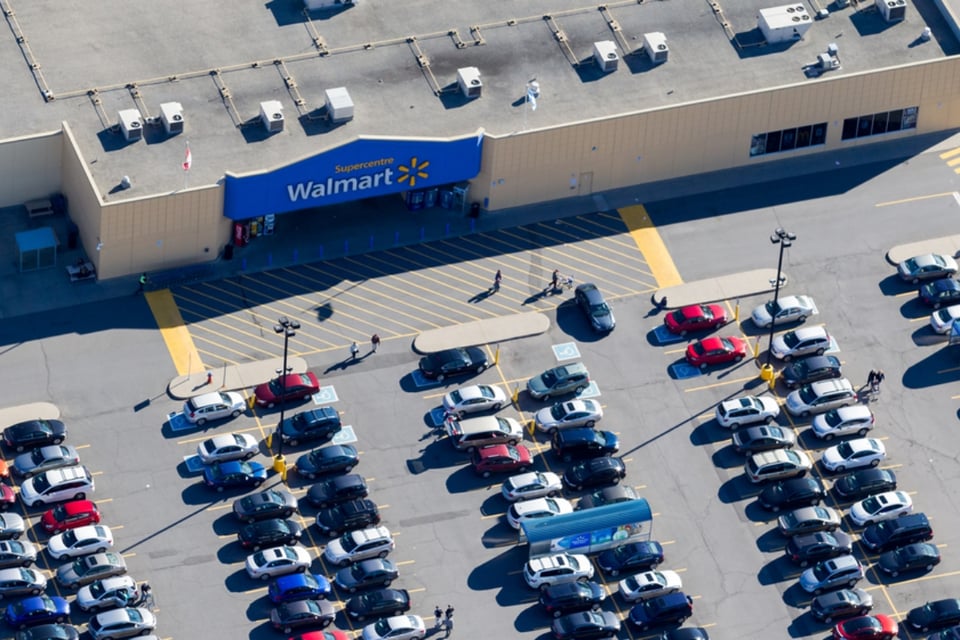Evacúan Walmart luego de que un hombre se refugiara en su estacionamiento
