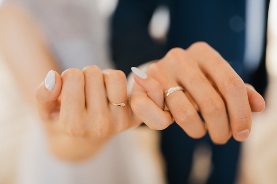 anillos, manos, novia, novio, tarjeta verde, matrimonio