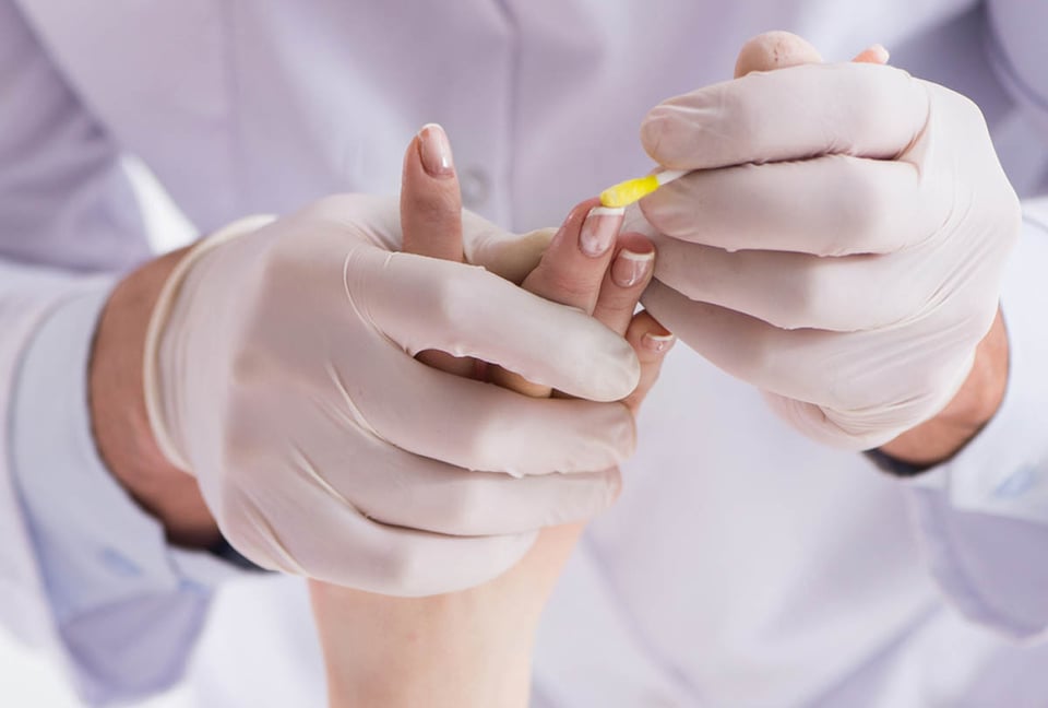 Forense de la policía, examinando cadáver, cadáver, morgue, MundoNOW