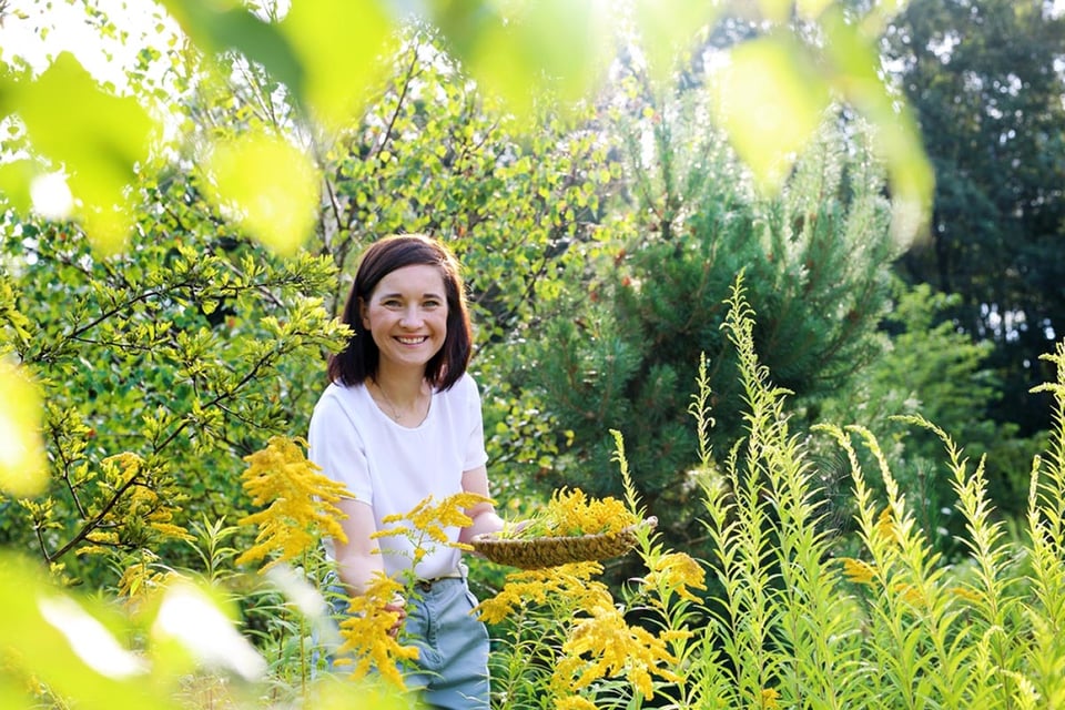 Vara de oro, mujer, prado, jardín, MundoNOW