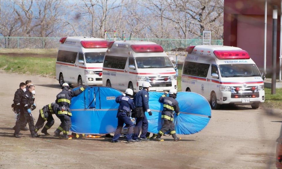 Confirman 10 muertes de los 26 turistas que viajaban en barco turístico japones