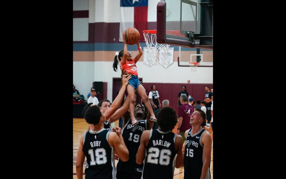 Spurs entrenan en Uvalde; buscan llevar aliento tras la matanza de la Elementary School