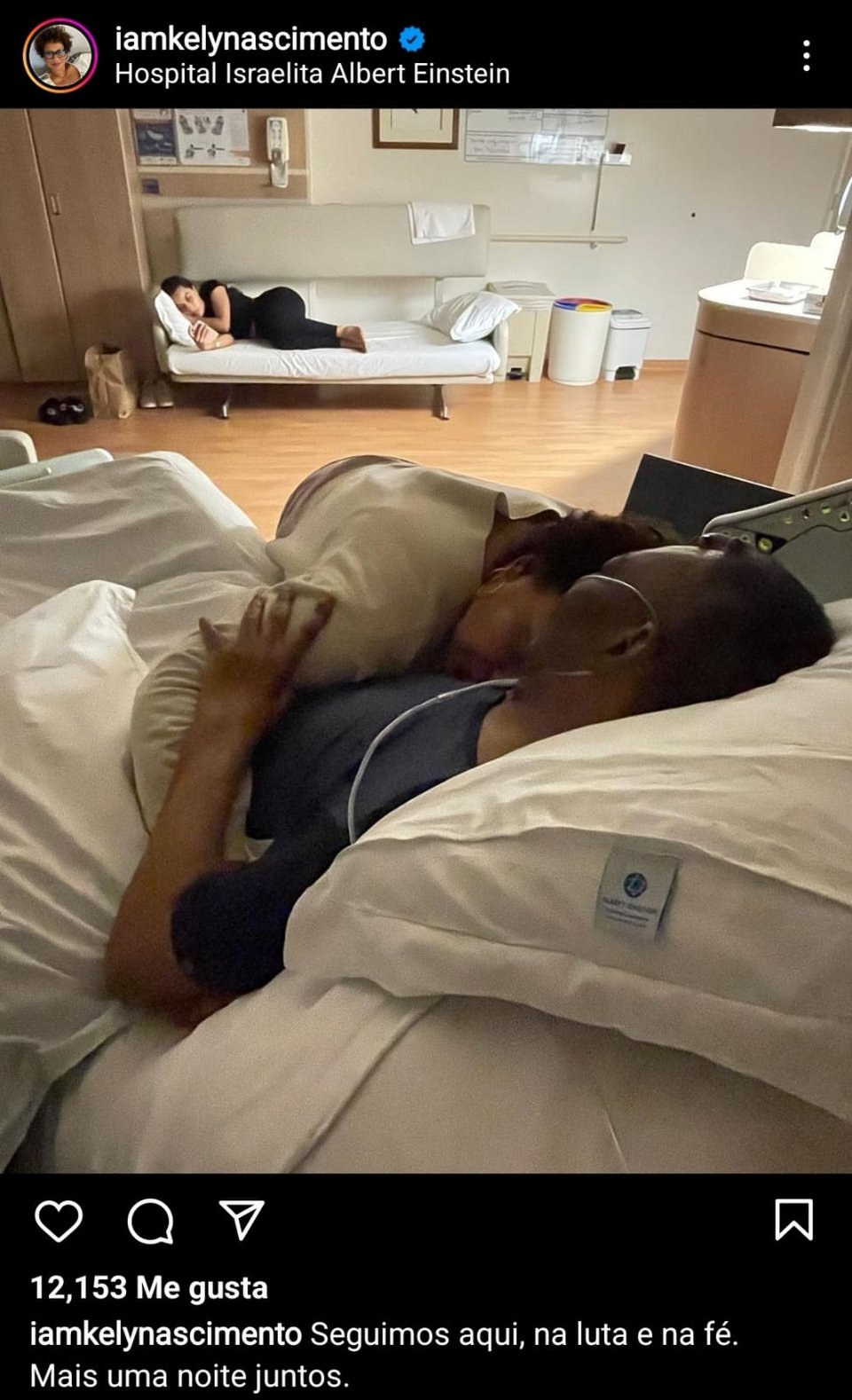 Pelé's relatives travel to say goodbye at his side