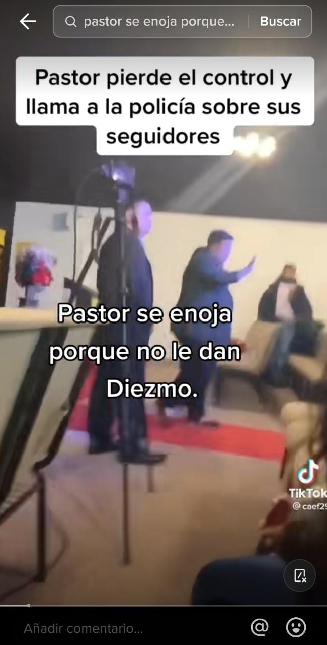 Las imágenes de un pastor se han vuelto virales luego de que este se molestara por no recibir el diezmo