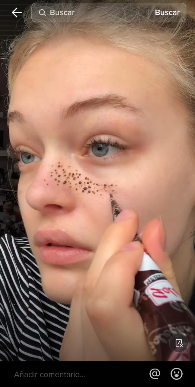 The beauty trend of fake freckles is very popular on social networks