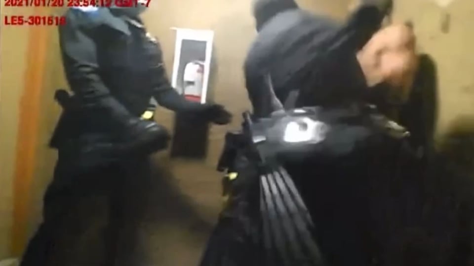 El abogado señala que no era necesario el golpe, sin embargo el Departamento de Policía no dará más comentarios