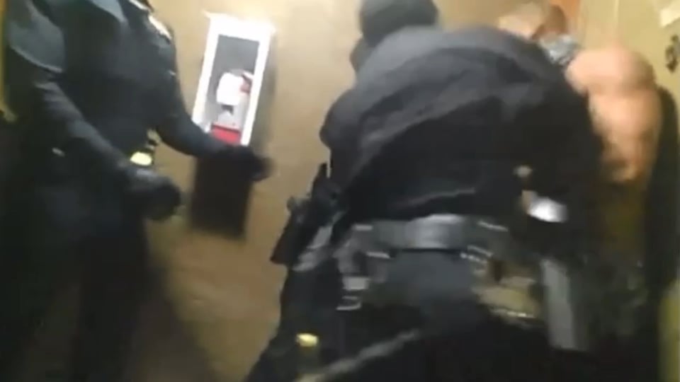El hombre trataba de entrar a su casa cuando fue golpeado por un policía