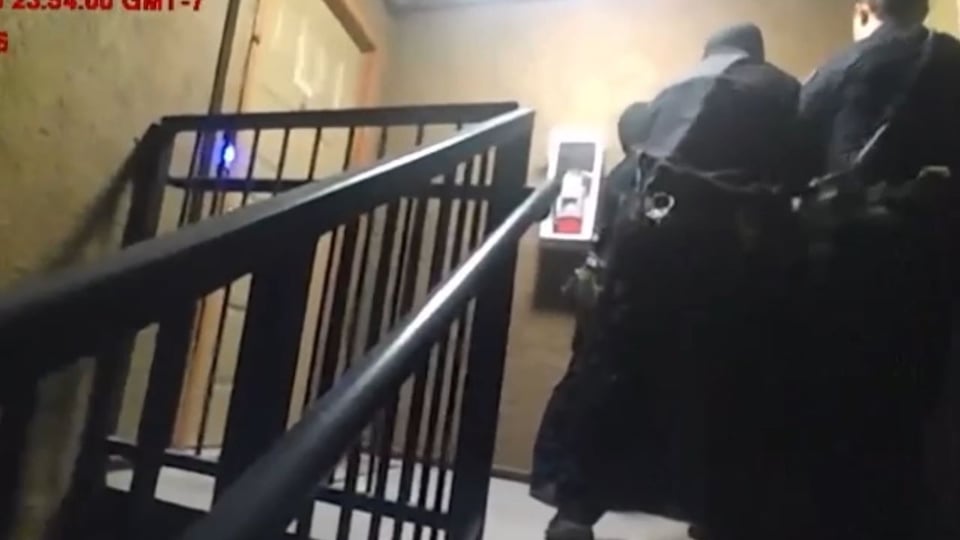 Gracias a un video donde se le ve a un policía golpeando a un hombre, el oficial se enfrenta a una demanda