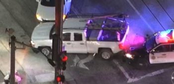 La demanda alega violaciones de los derechos civiles, incluida la fuerza excesiva y el allanamiento e incautación ilegales, como así como agresión, negligencia, arresto falso e imposición negligente de angustia emocional.