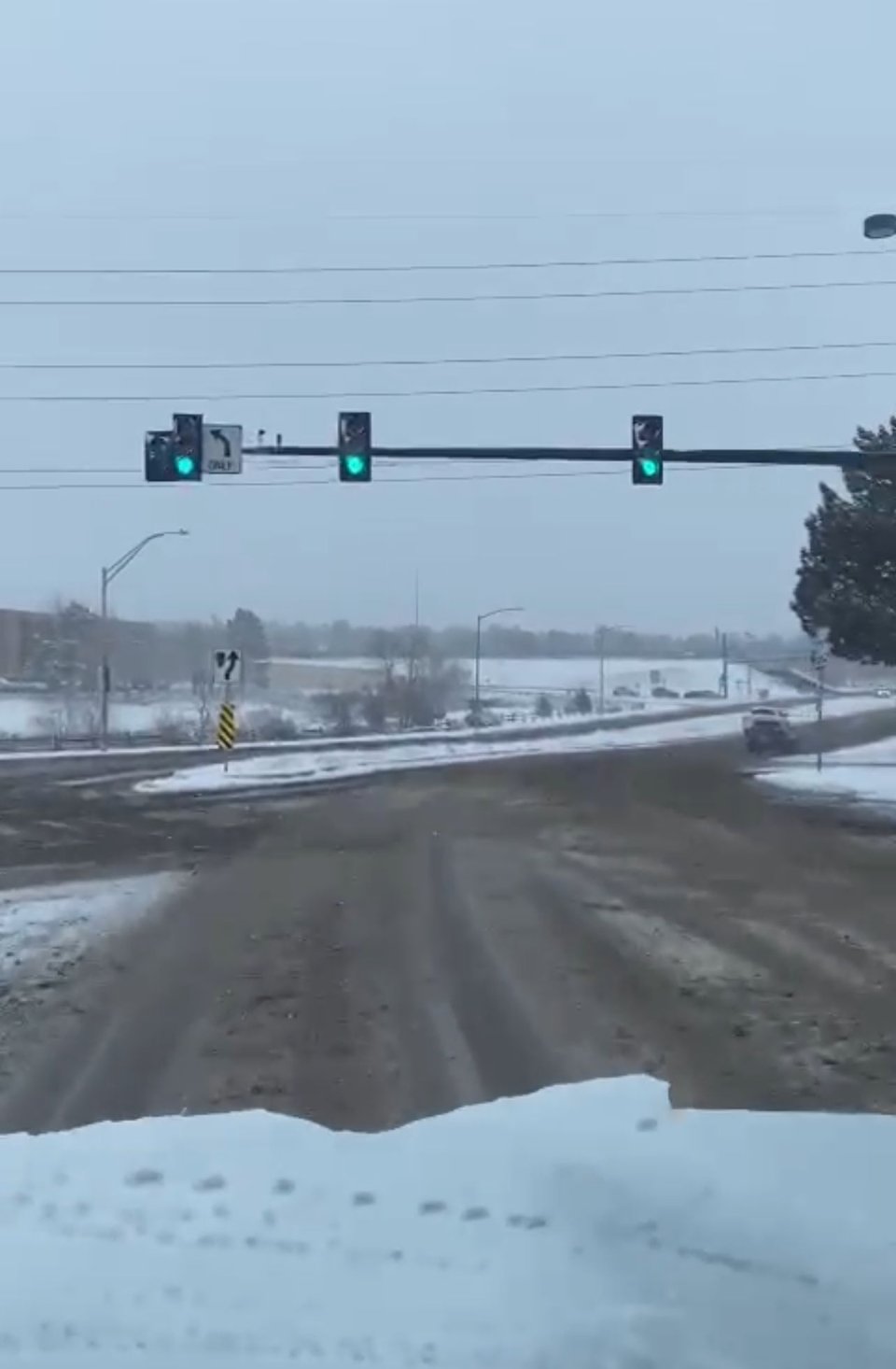 El Servicio Meteorológico Nacional dijo que las carreteras cubiertas de nieve harán que los vías sean peligrosas