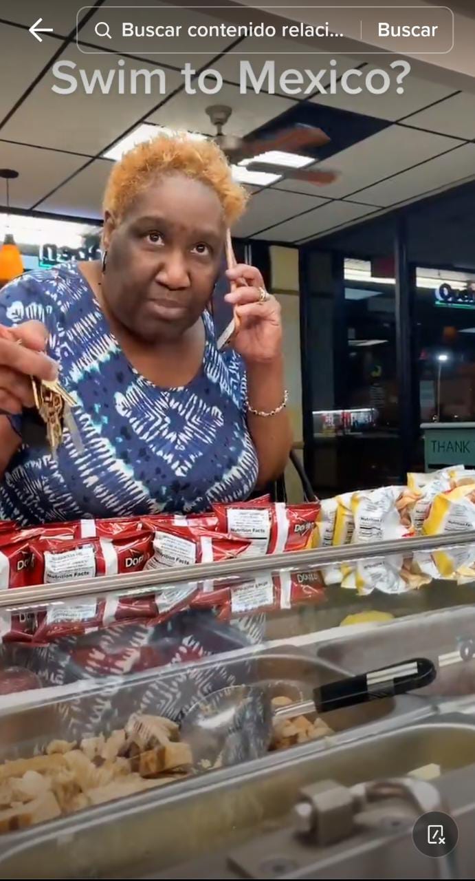 La mujer la apunta con el dedo a la mexicana mientras le dice que se regrese nadando a México