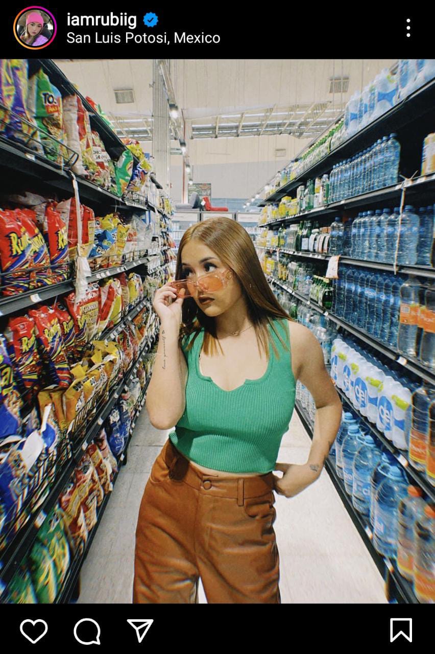 Rubí wears a green top as part of a sensual casual outfit