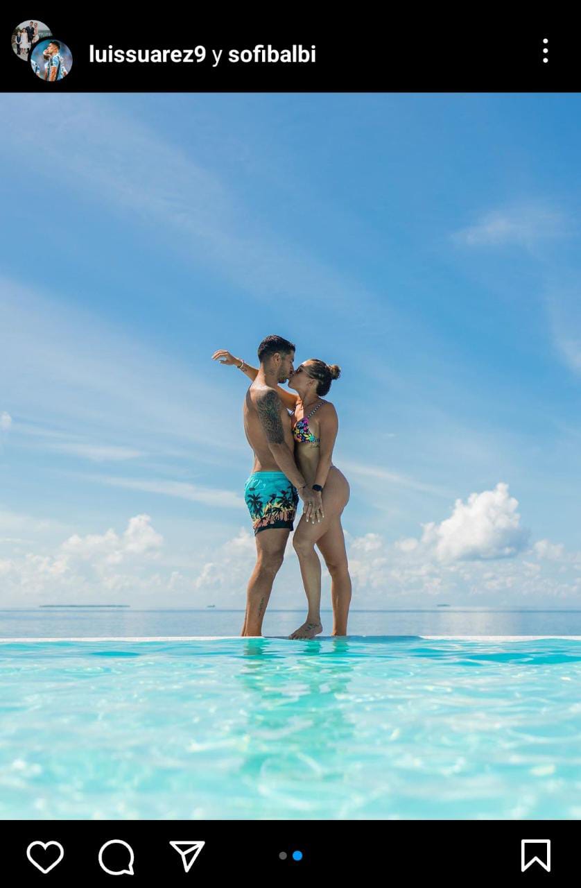 Luce su figura en foto romántica junto a su esposo