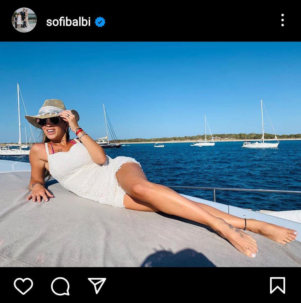 Esposa del futbolista se deja ver junto al mar
