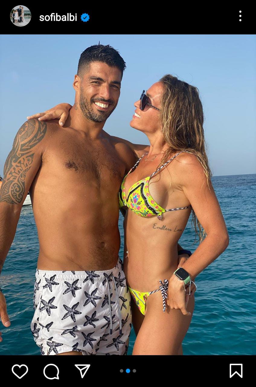 Sofía Balbi posa junto a Suárez con bikini amarillo