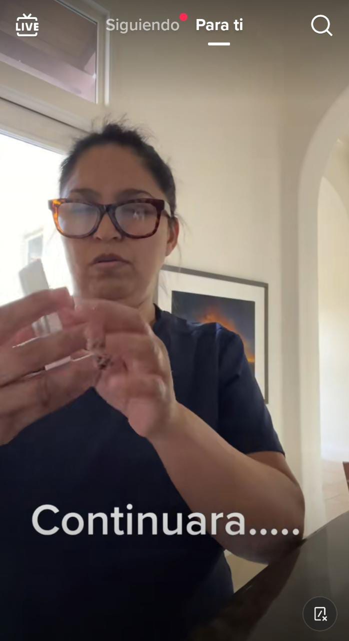 Luego abrir el sobre la mujer mostró decepción
