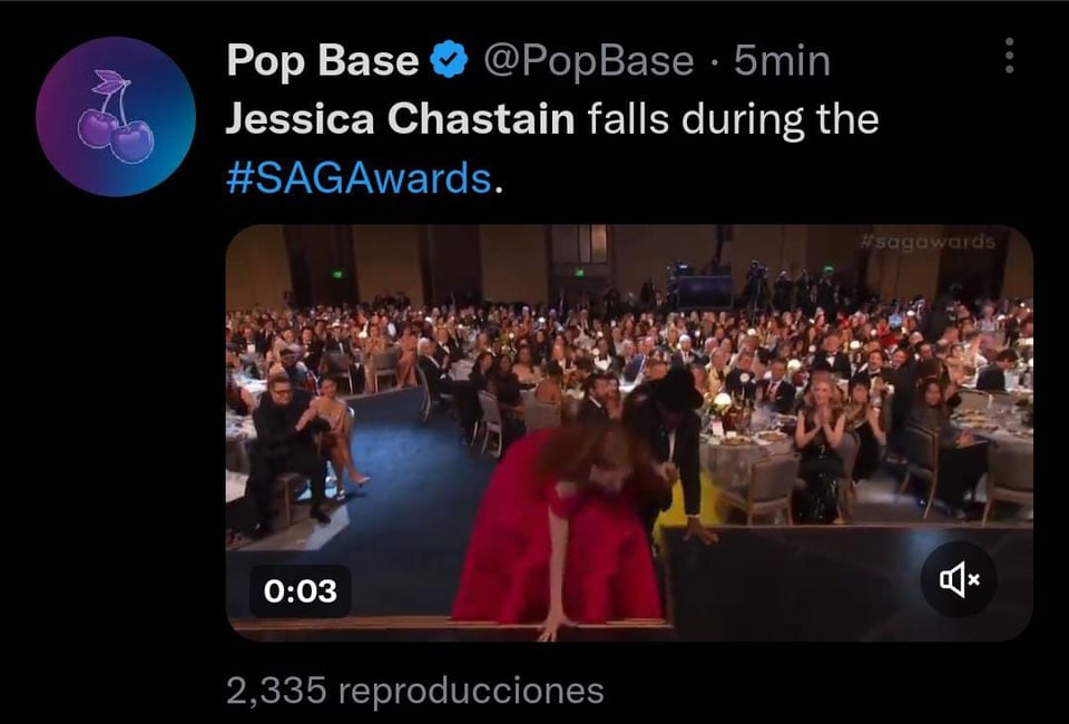 Jessica Chastain se cae al recibir su premio de mejor actriz